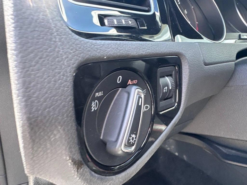 Used 2019 Volkswagen GTI SE FWD image 12