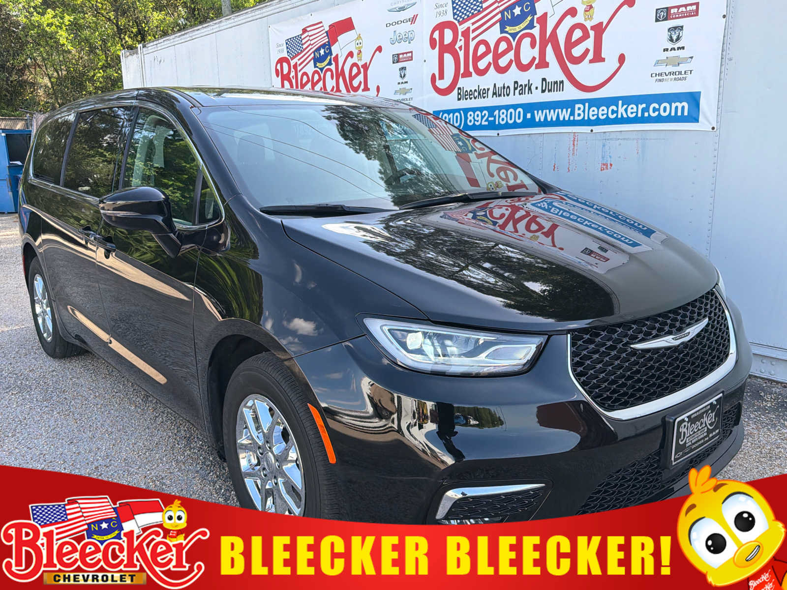 Used 2024 Chrysler Pacifica Touring-L FWD image 1
