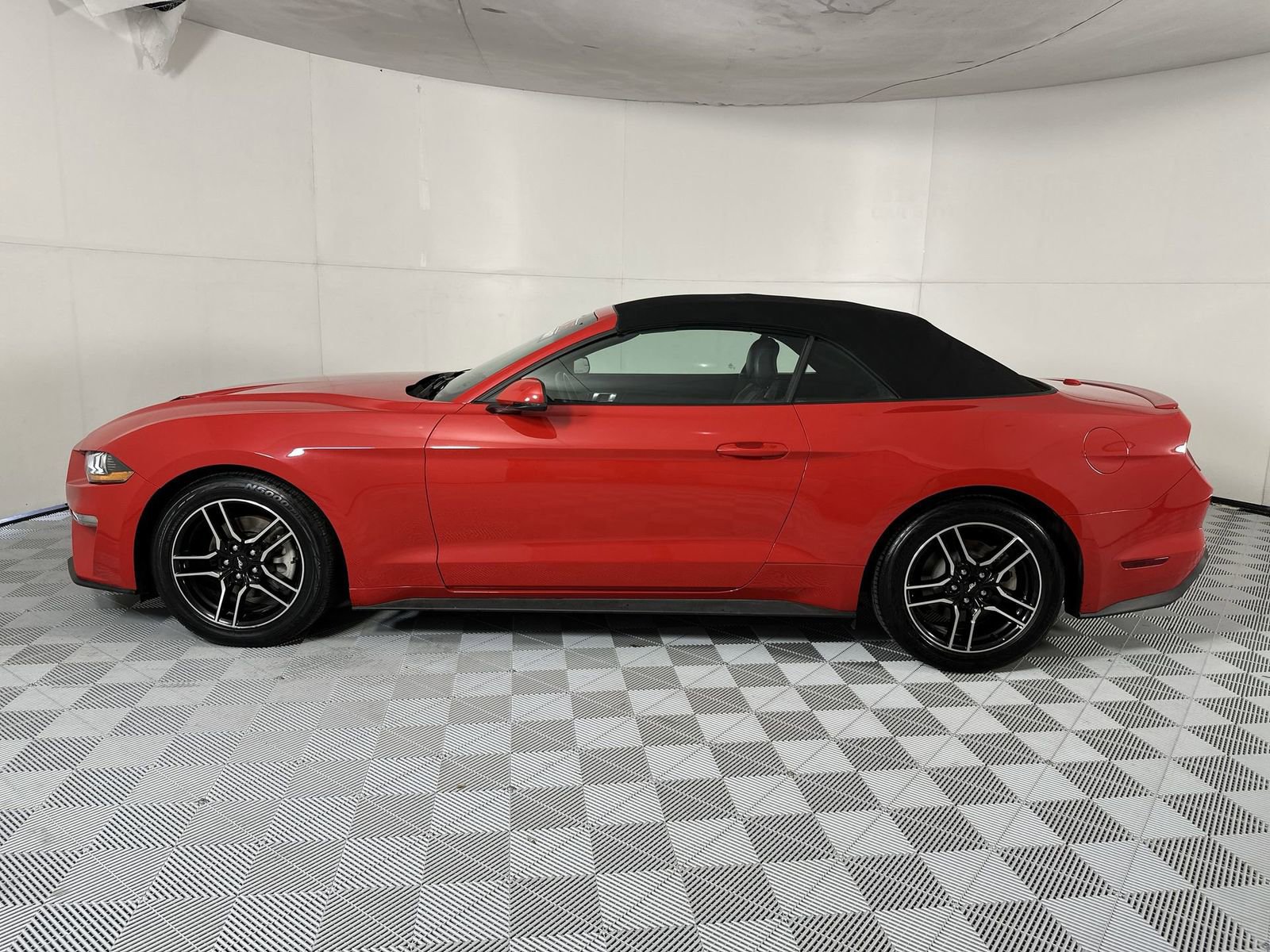 Used 2018 Ford Mustang Premium image 5