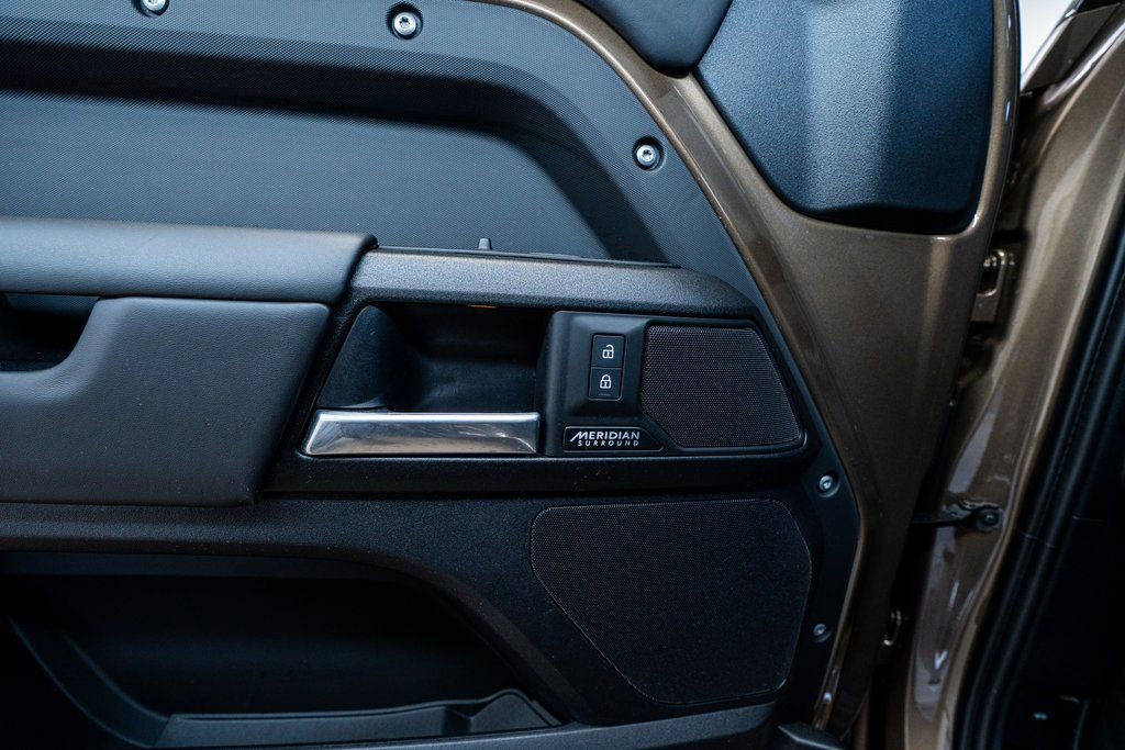 Used 2025 Land Rover Defender 110 X image 35