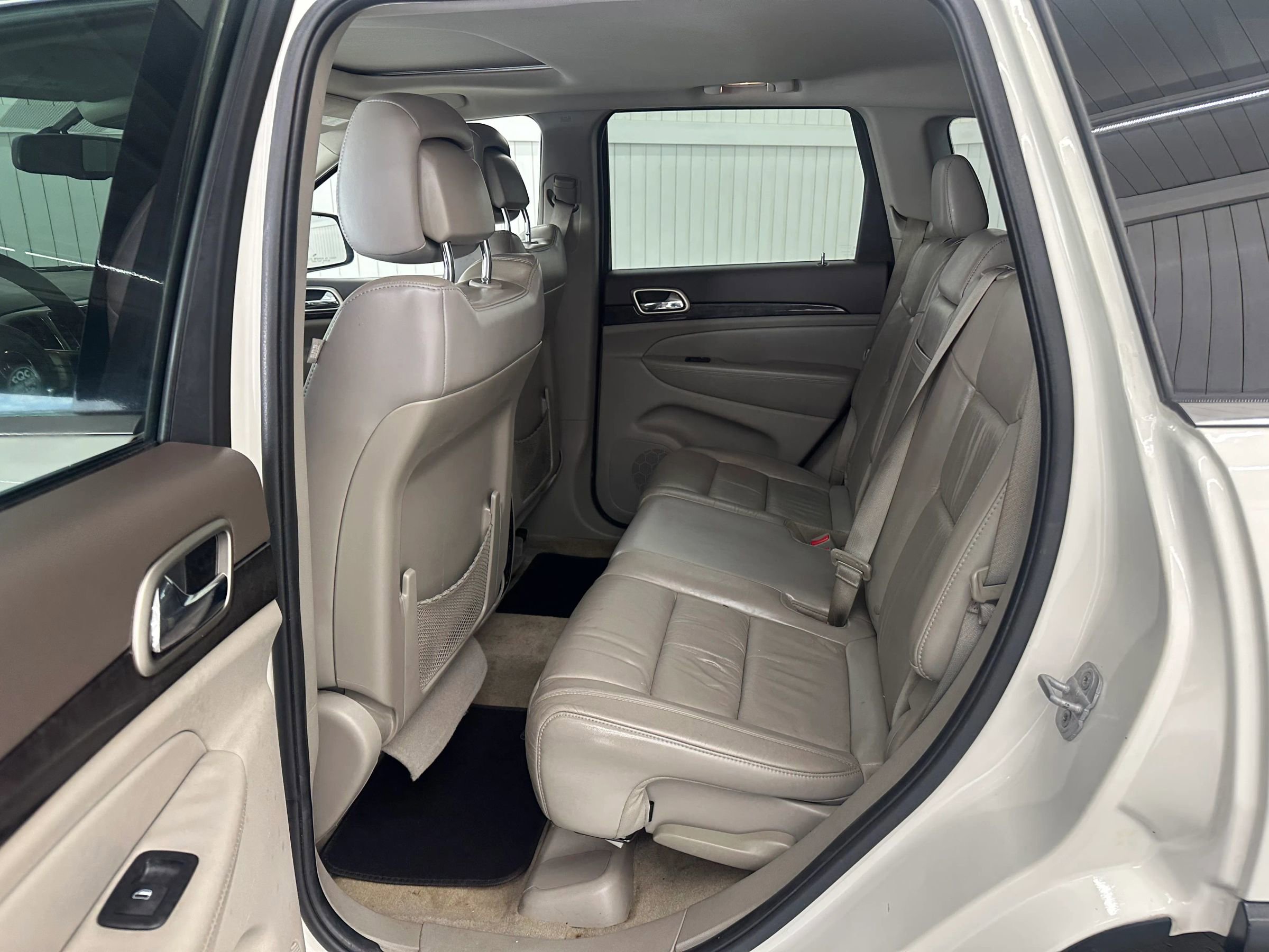 Used 2011 Jeep Grand Cherokee Laredo RWD image 11