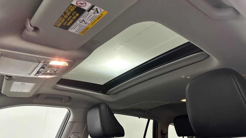 Used 2020 Toyota Highlander XLE AWD/4WD image 19