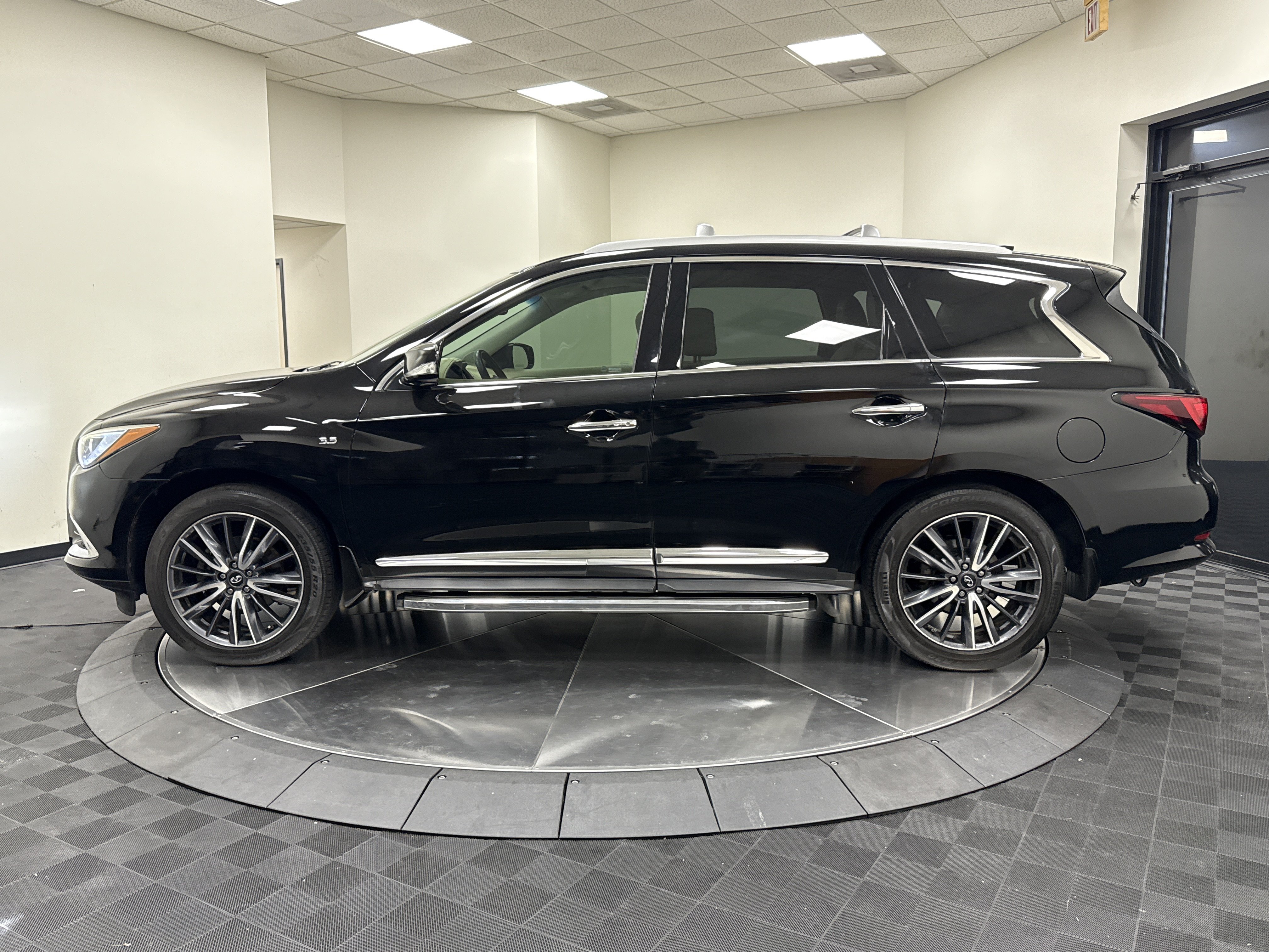 Used 2018 INFINITI QX60 FWD w/ Deluxe Technology Package image 4
