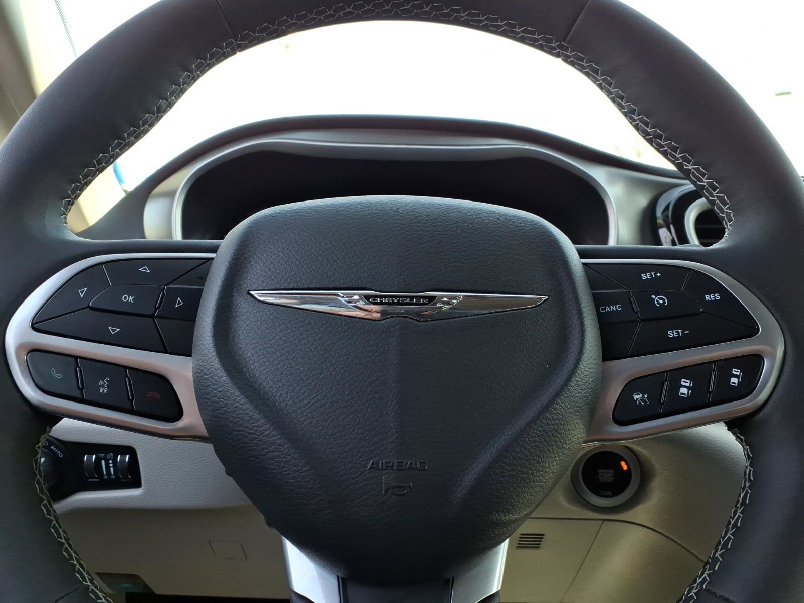 Used 2024 Chrysler Pacifica Touring-L image 27