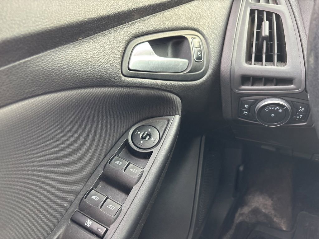 Used 2016 Ford Focus SE FWD image 12