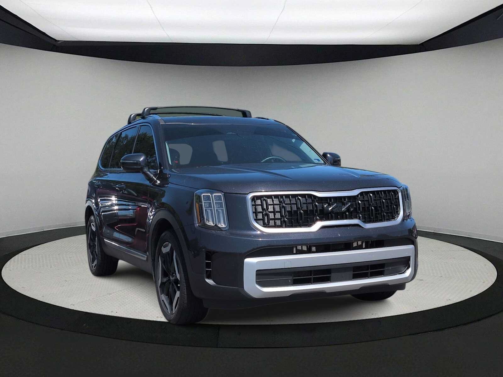 Used 2025 Kia Telluride EX w/ EX Captain's Chair Package AWD/4WD image 2