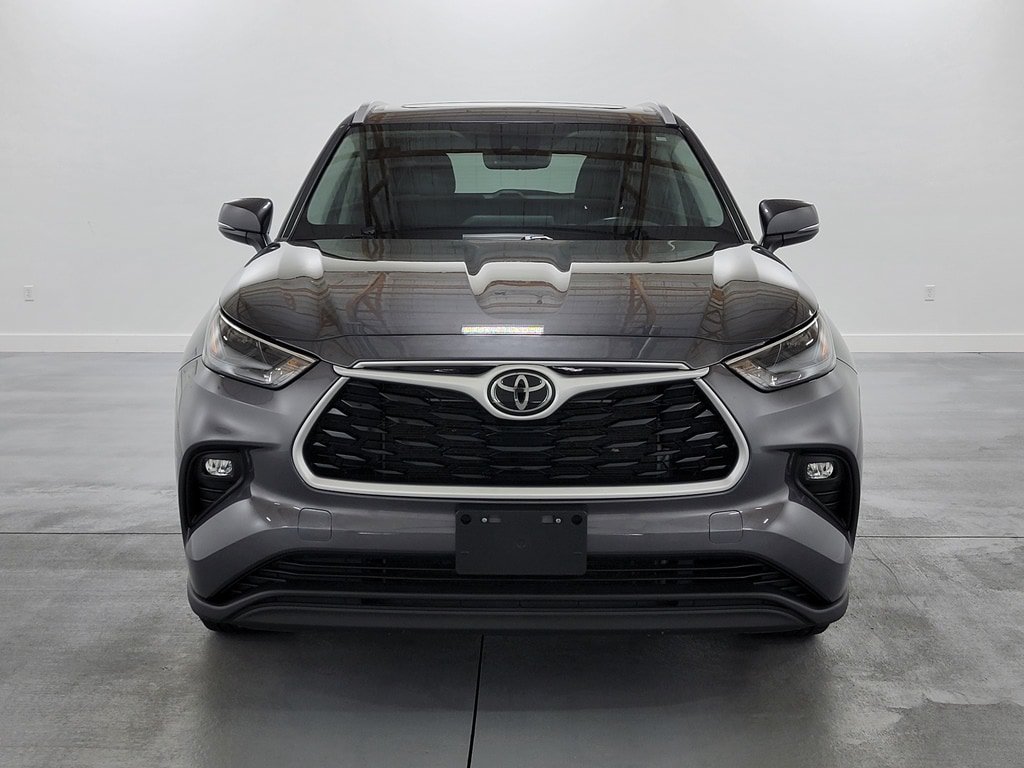 Used 2022 Toyota Highlander XLE AWD/4WD image 3