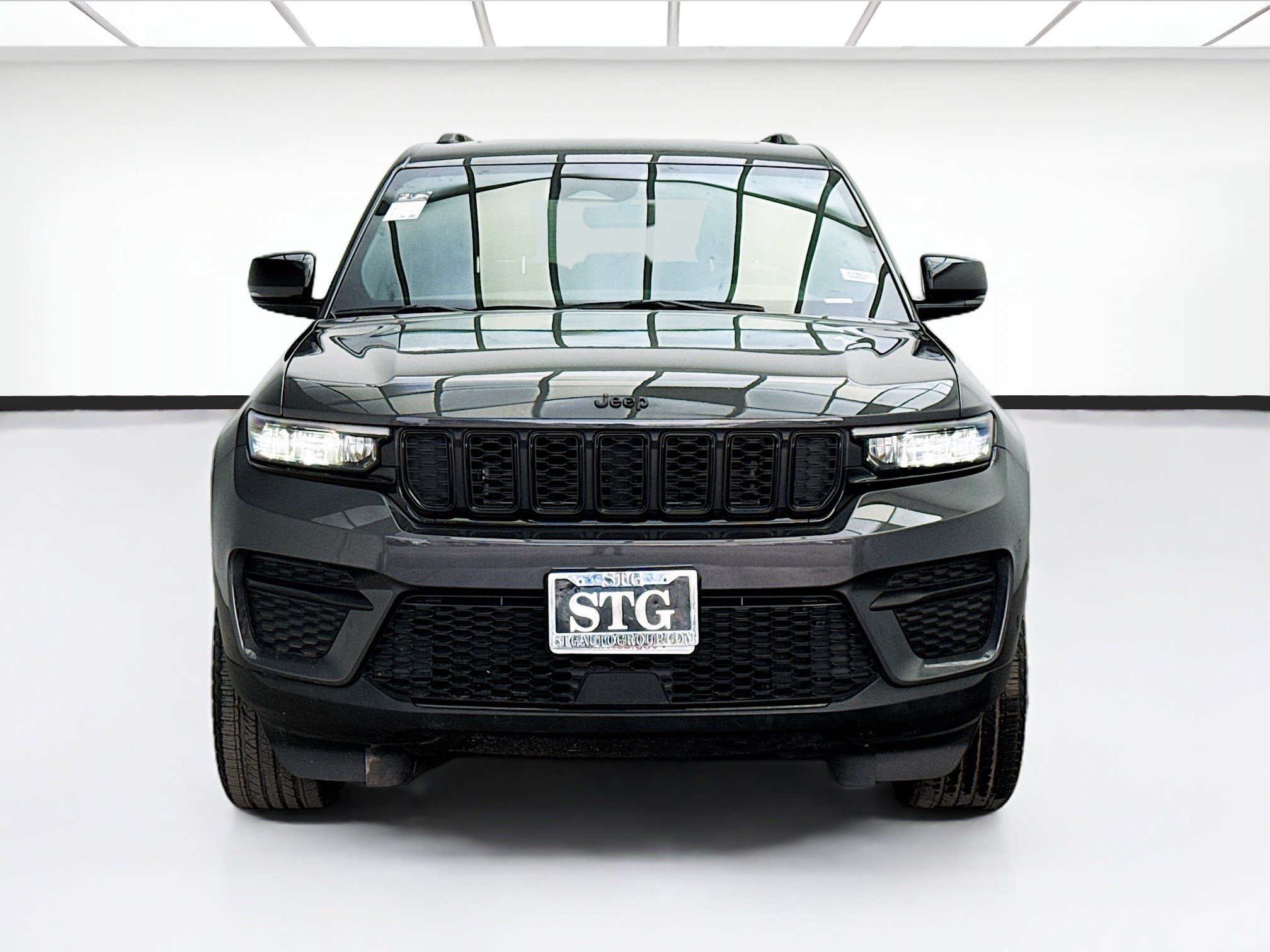 Used 2023 Jeep Grand Cherokee Altitude AWD/4WD image 2