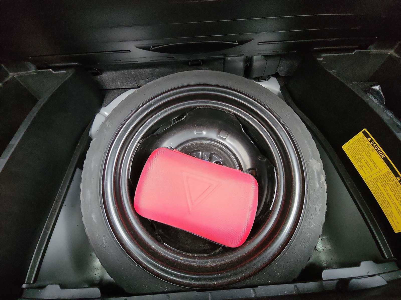 Used 2011 Toyota Yaris 4-Door Hatchback image 24