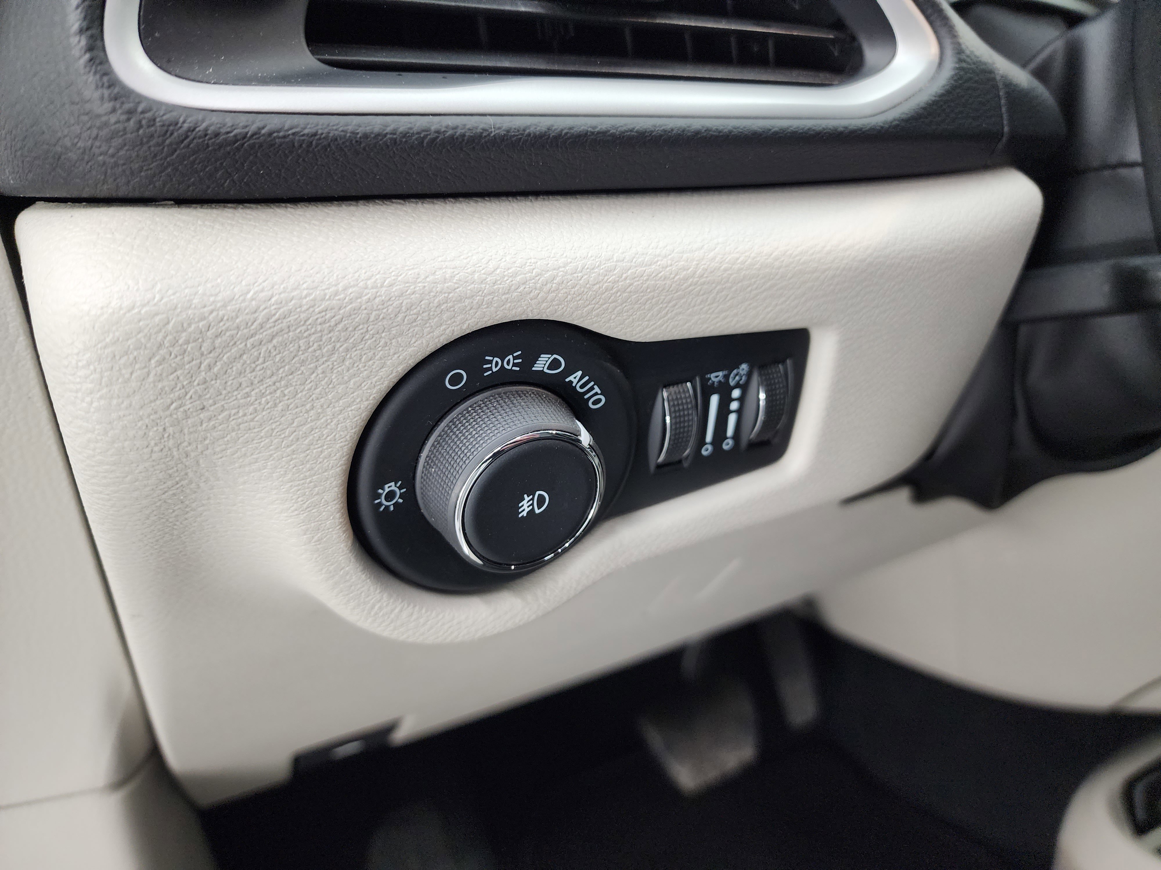 Used 2024 Chrysler Pacifica Touring-L image 43