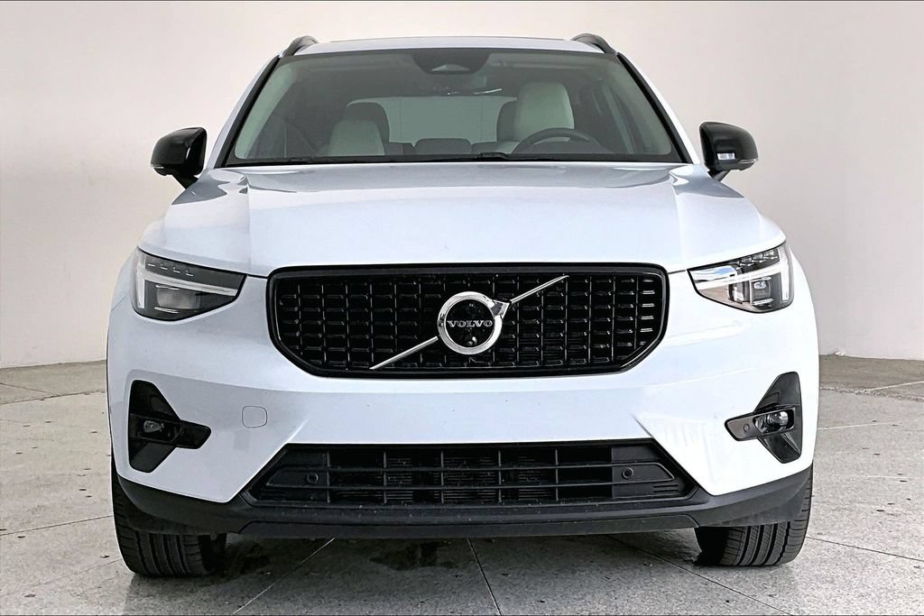 Used 2026 Volvo XC40 B5 Plus AWD/4WD image 3