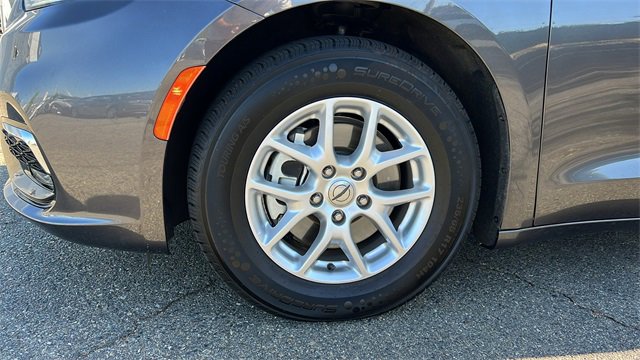 Used 2023 Chrysler Pacifica Touring-L image 10