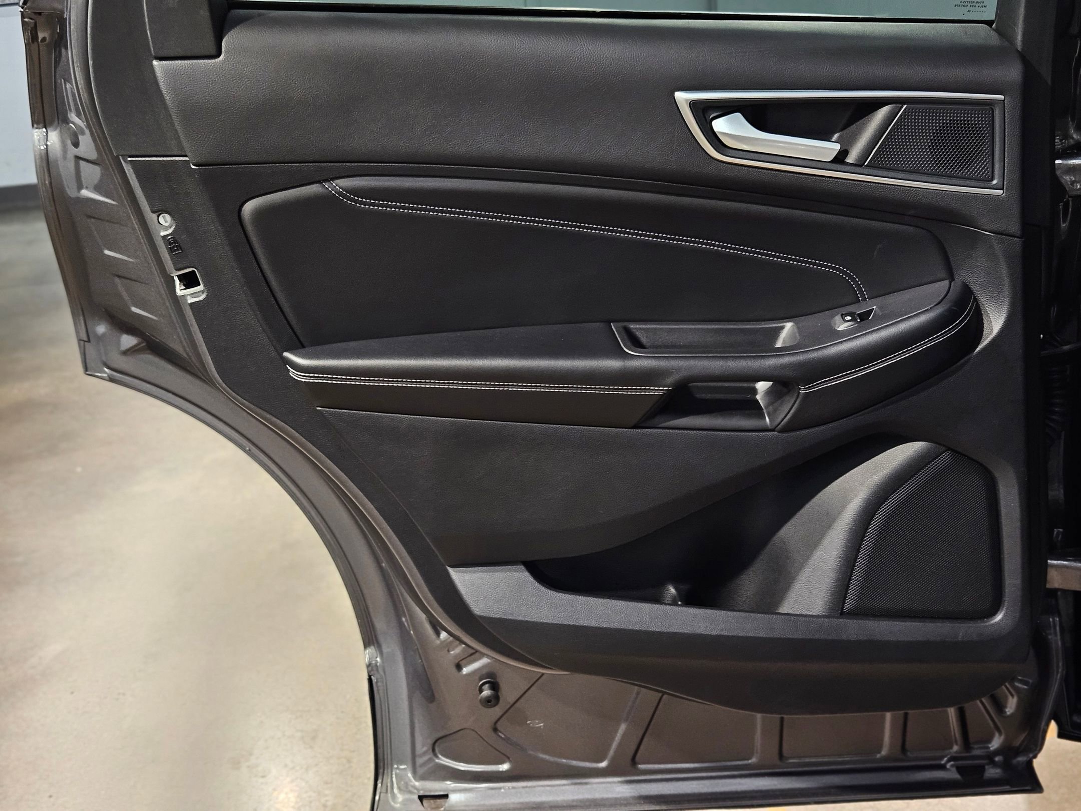 Used 2024 Ford Edge Titanium image 34