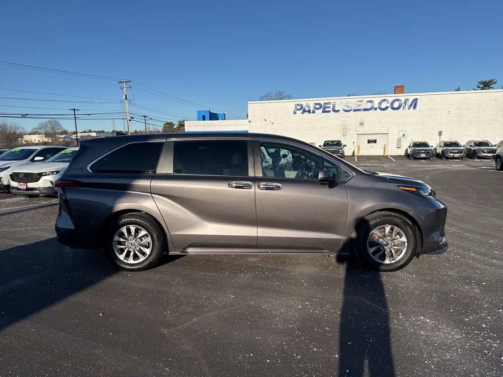 Used 2022 Toyota Sienna XLE image 2