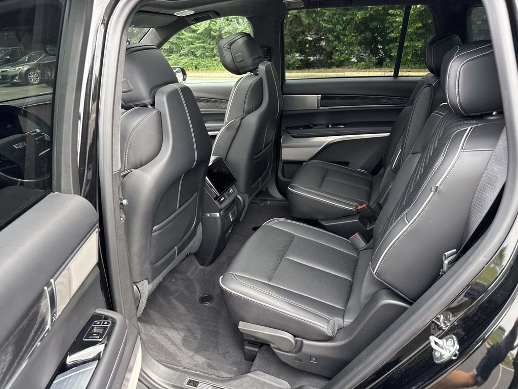 Used 2026 Cadillac Vistiq Platinum w/ LPO, Floor Liner Package AWD/4WD image 10