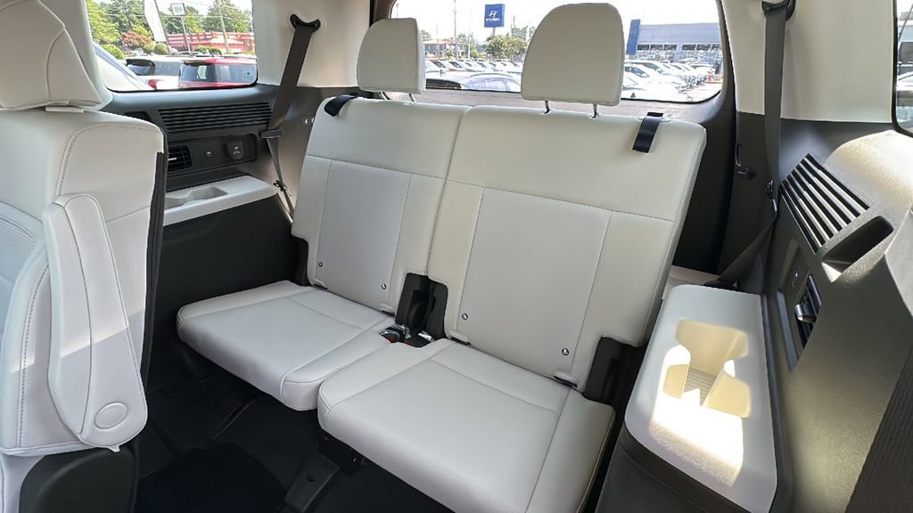 Used 2025 Hyundai Santa Fe Calligraphy w/ Tow & Go Package image 17