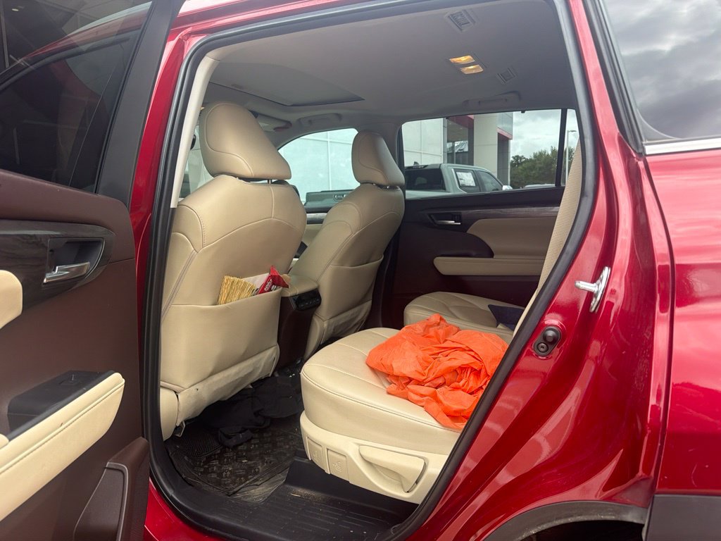 Used 2021 Toyota Highlander Limited FWD image 4