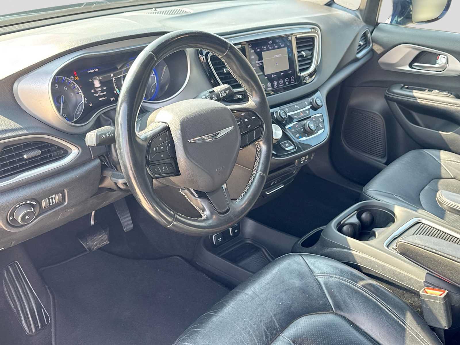 Used 2018 Chrysler Pacifica Touring-L Plus FWD image 2
