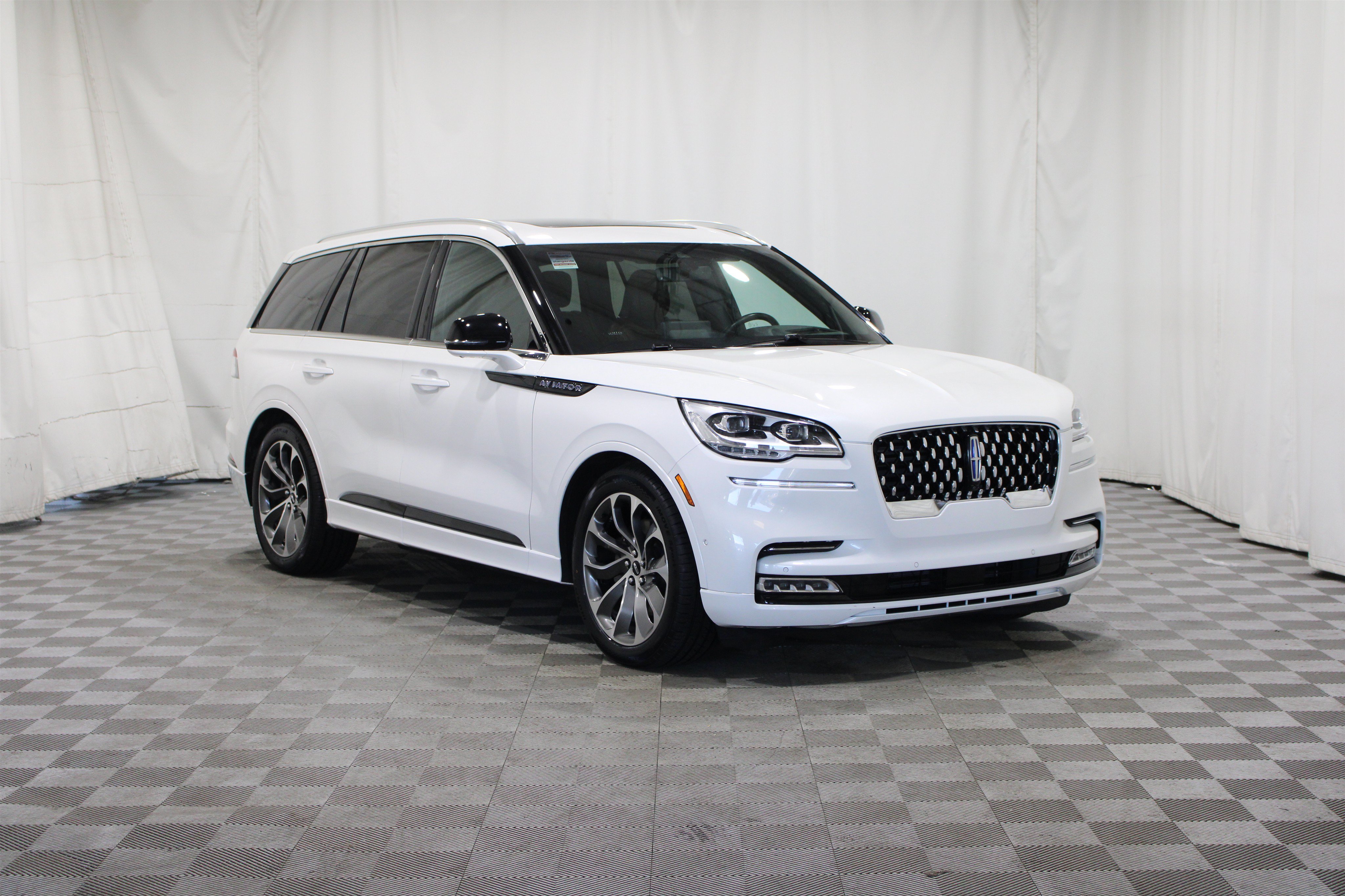 Certified 2023 Lincoln Aviator Grand Touring w/ Equipment Group 301A AWD/4WD image 1