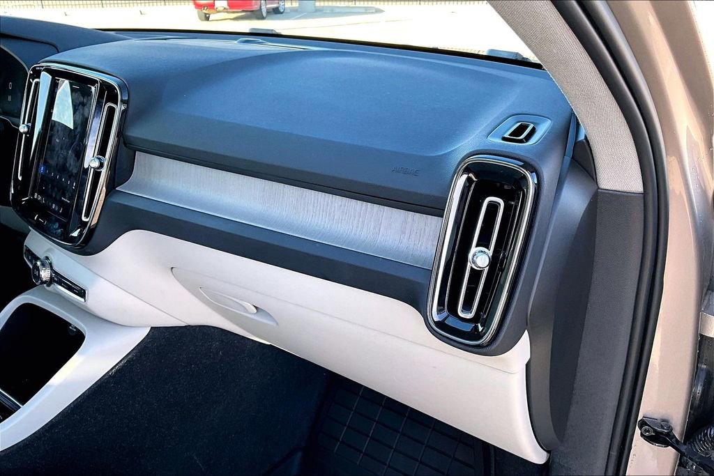 Used 2023 Volvo XC40 B4 Plus w/ Protection Package Premier image 22