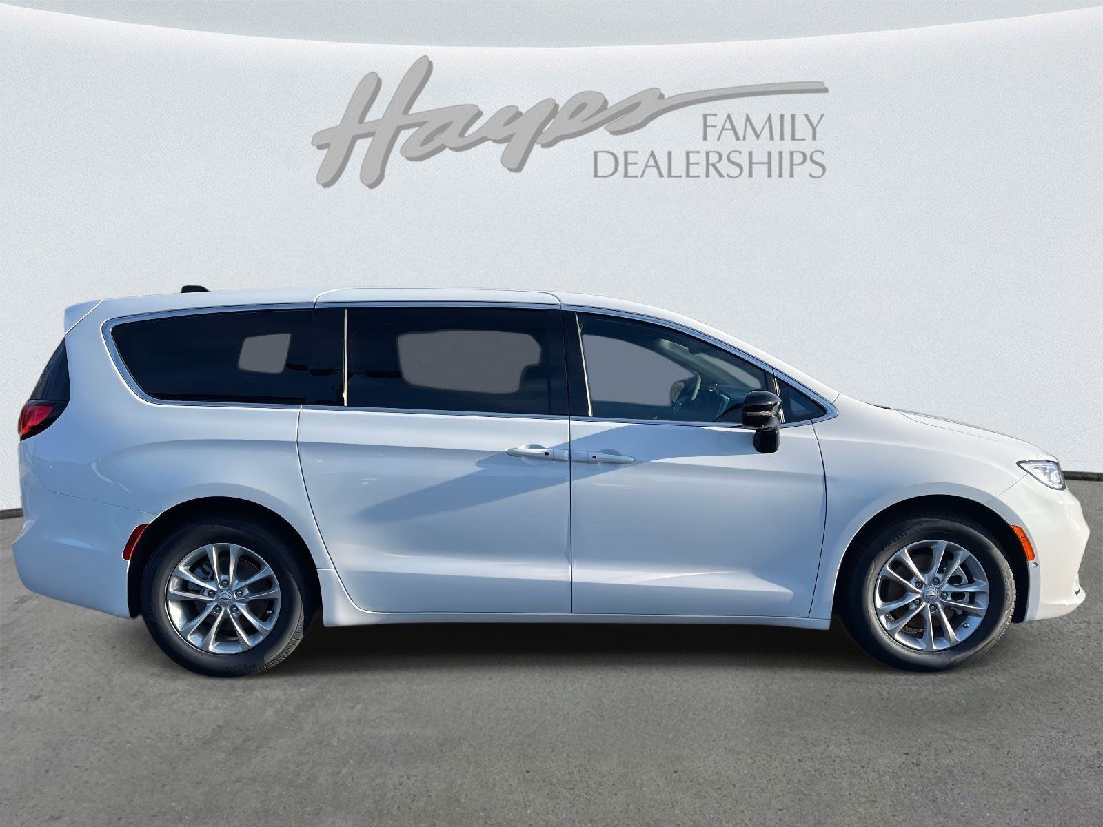 New 2026 Chrysler Pacifica Select FWD image 3