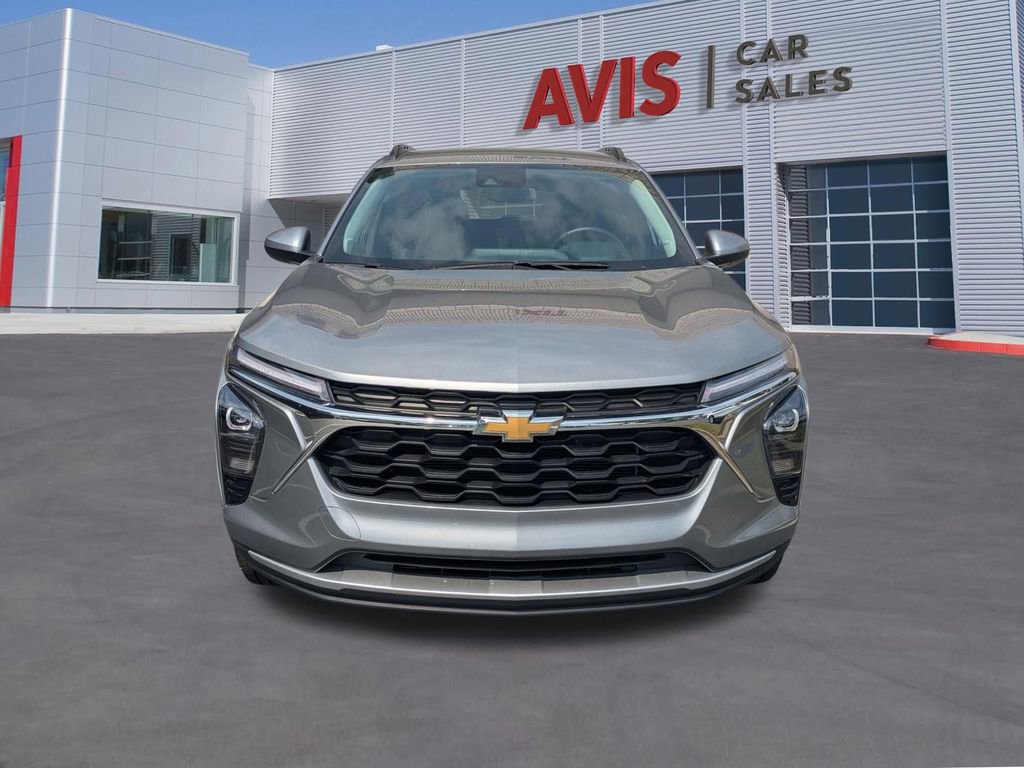 Used 2025 Chevrolet Trax LT w/ LT Convenience Package image 2