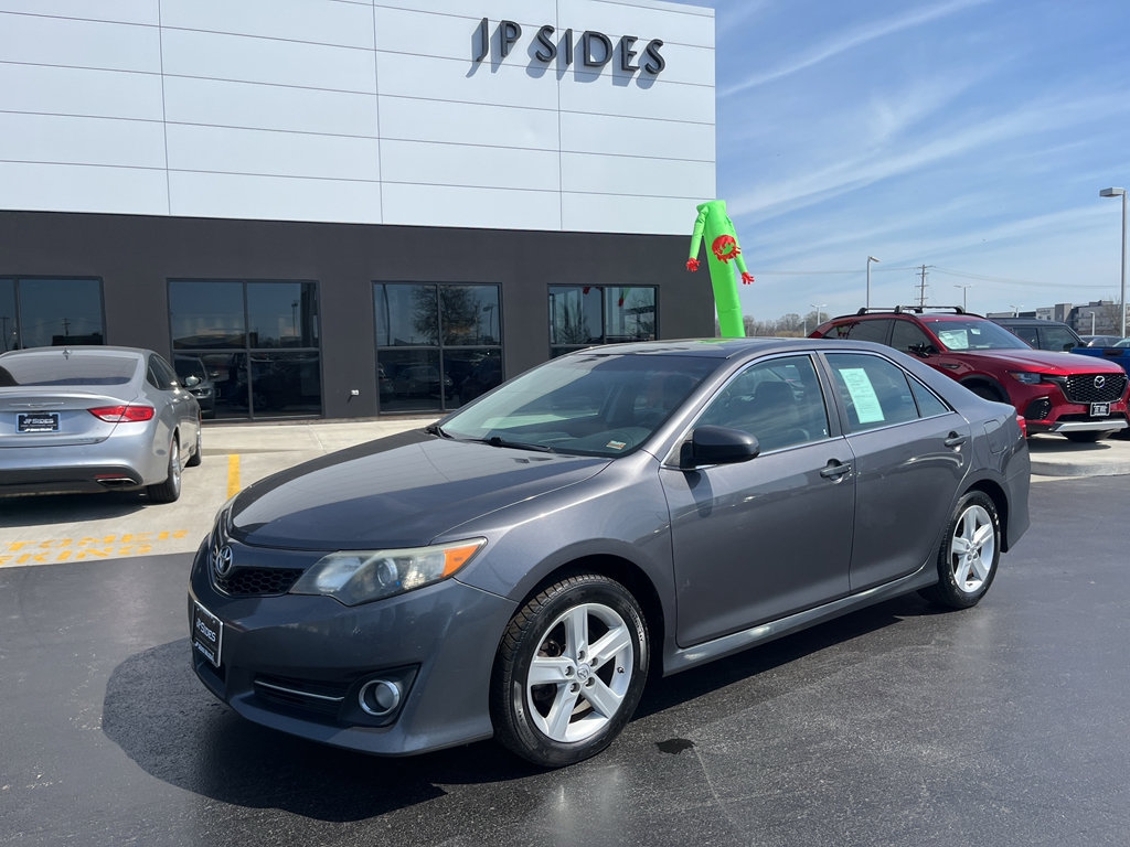 Used 2014 Toyota Camry SE w/ Moonroof Package