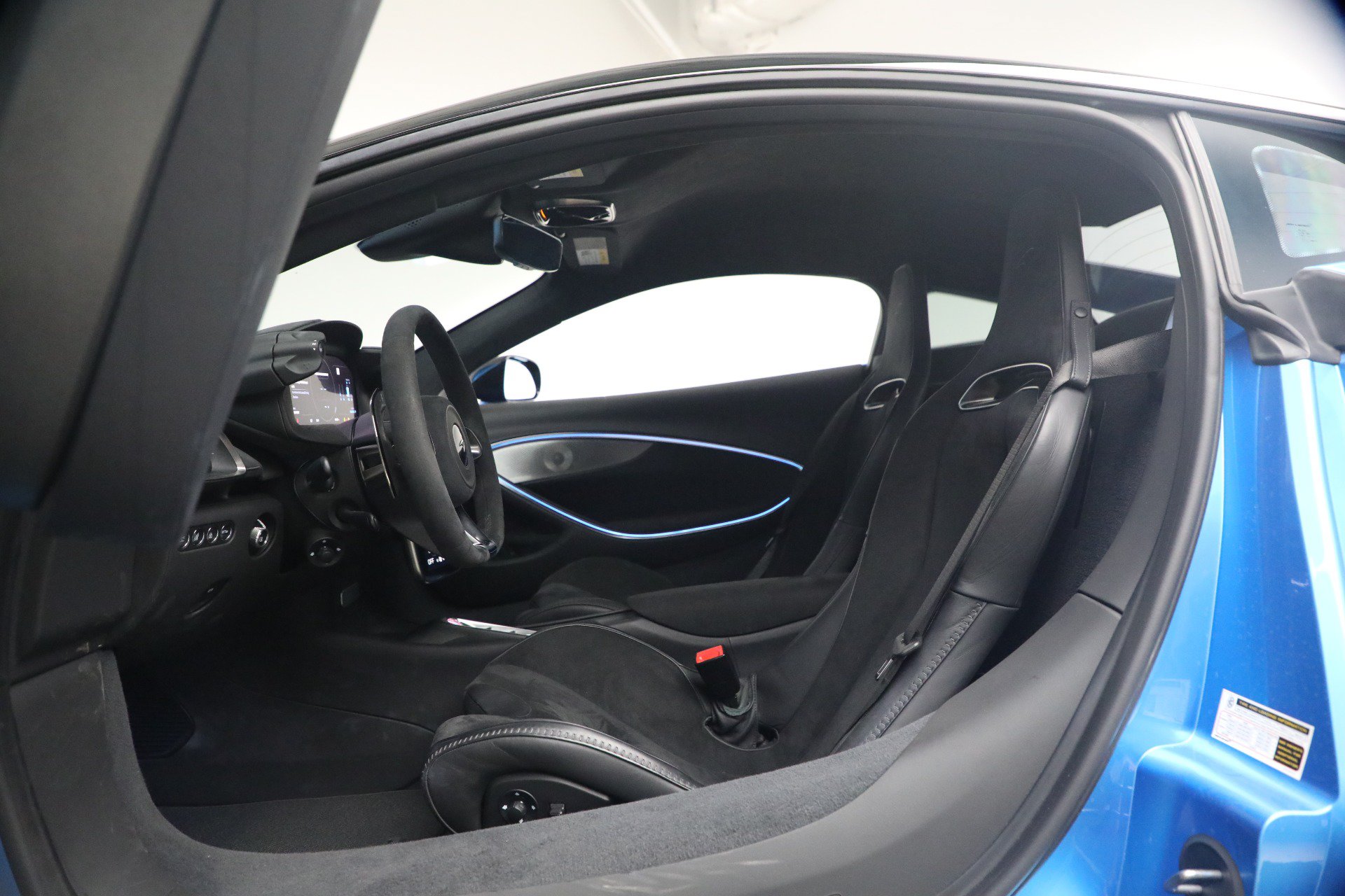 Used 2024 McLaren Artura RWD image 17