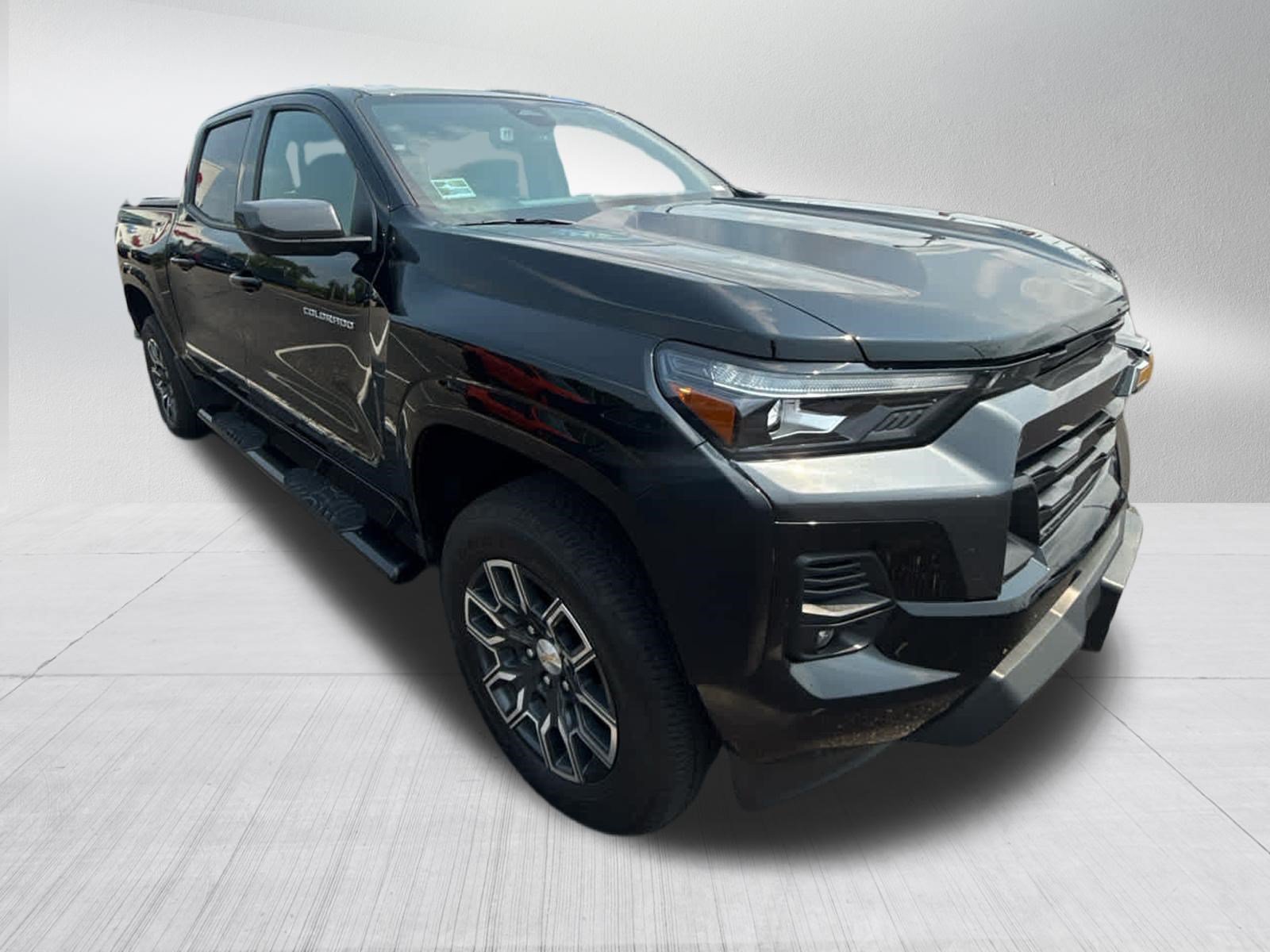 Used 2024 Chevrolet Colorado LT w/ LT Convenience Package III AWD/4WD image 3
