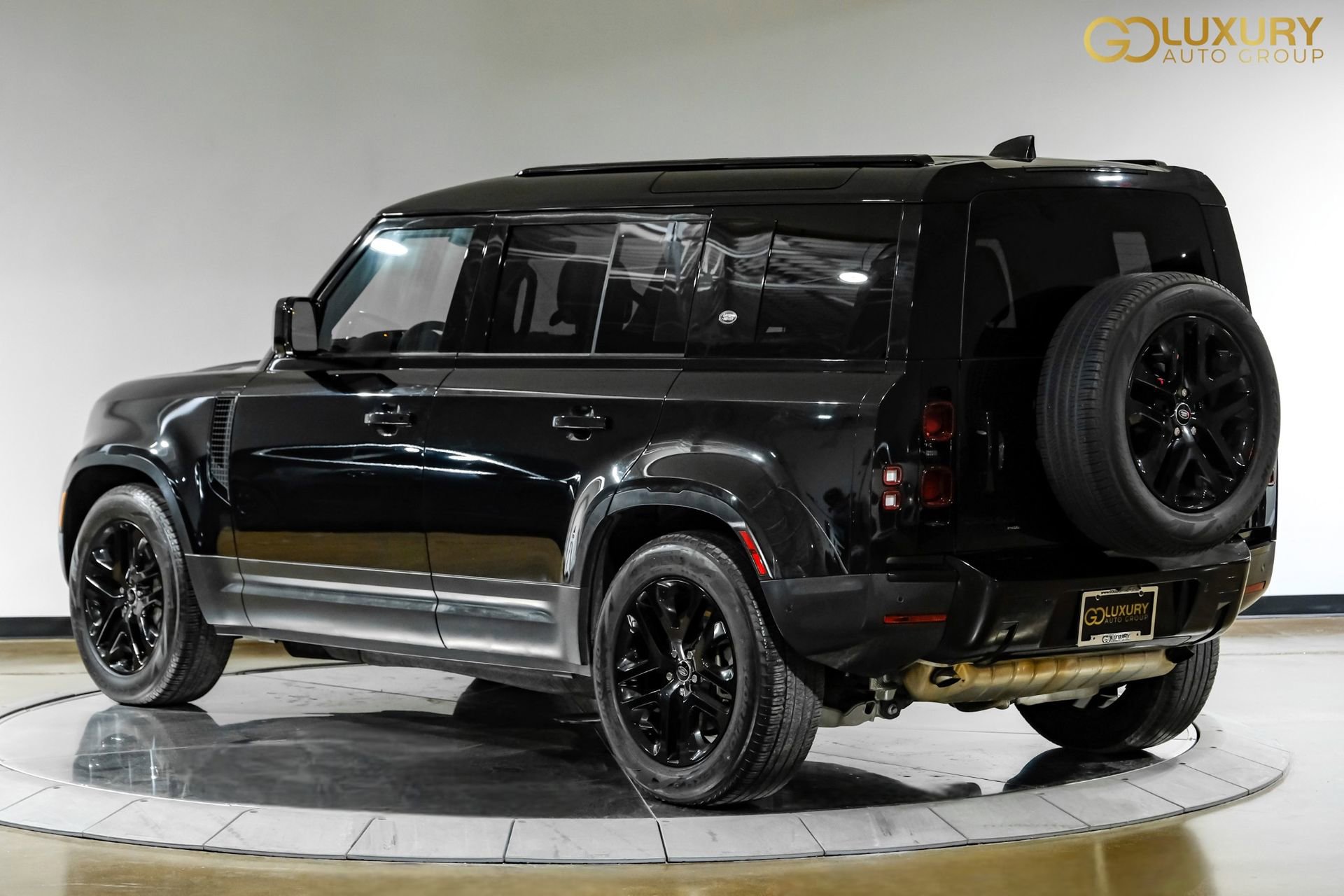 Used 2023 Land Rover Defender 110 SE image 12