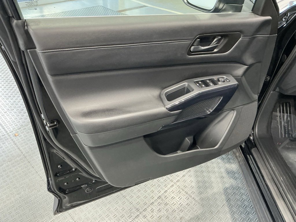 Used 2025 Nissan Pathfinder SV image 27