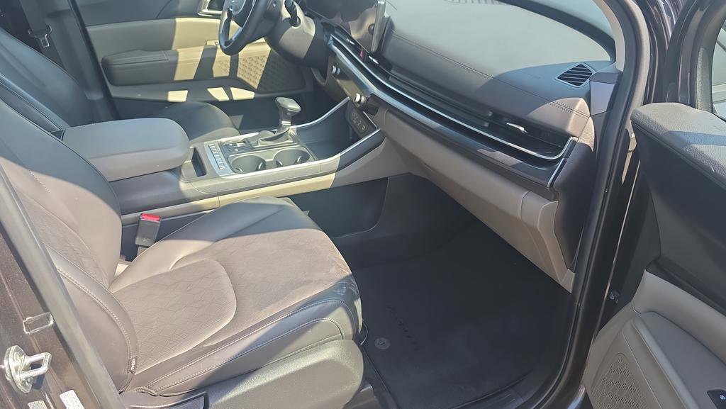 Used 2025 Kia Carnival FWD image 12