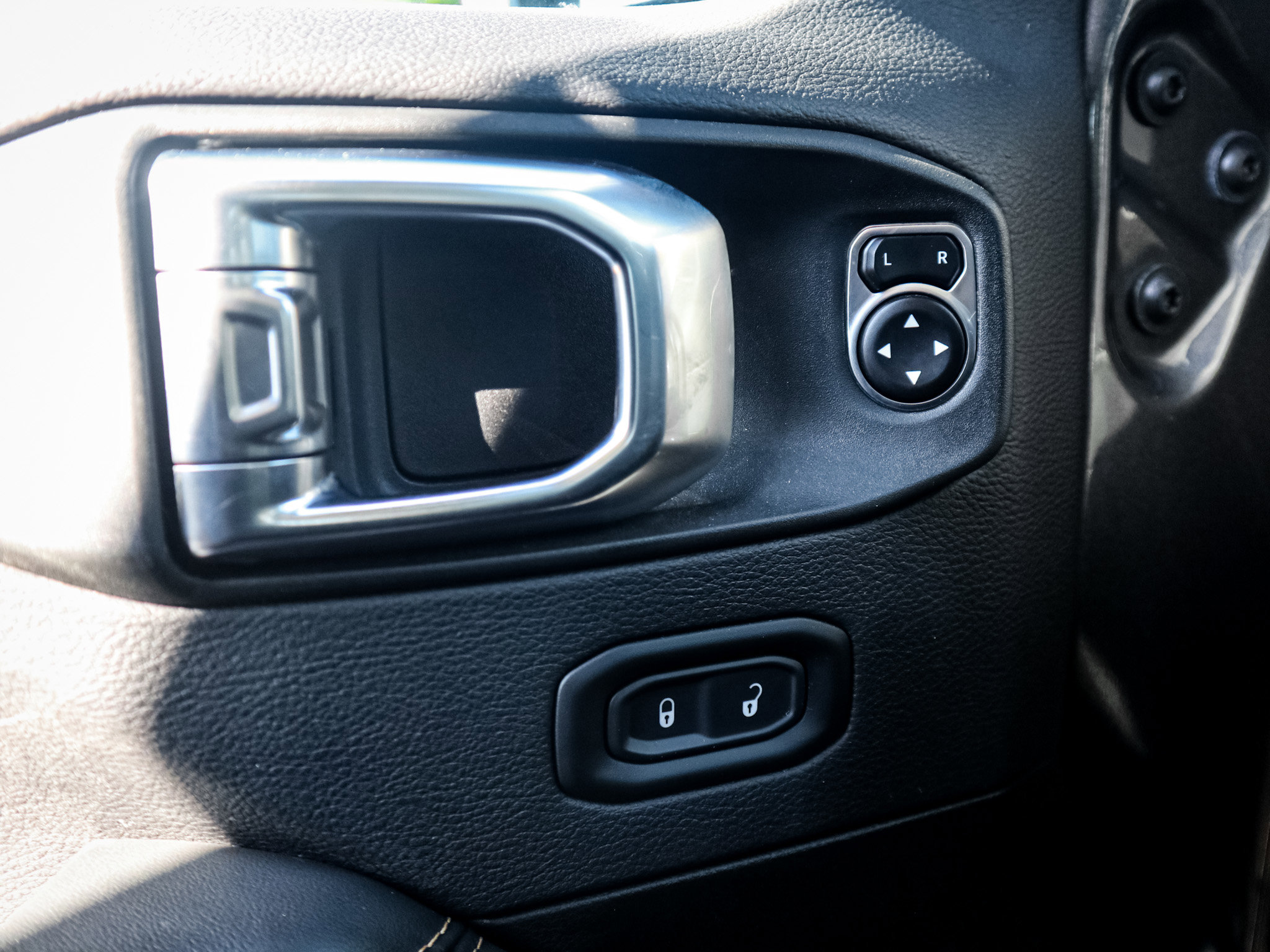 Used 2025 Jeep Wrangler Sahara image 15