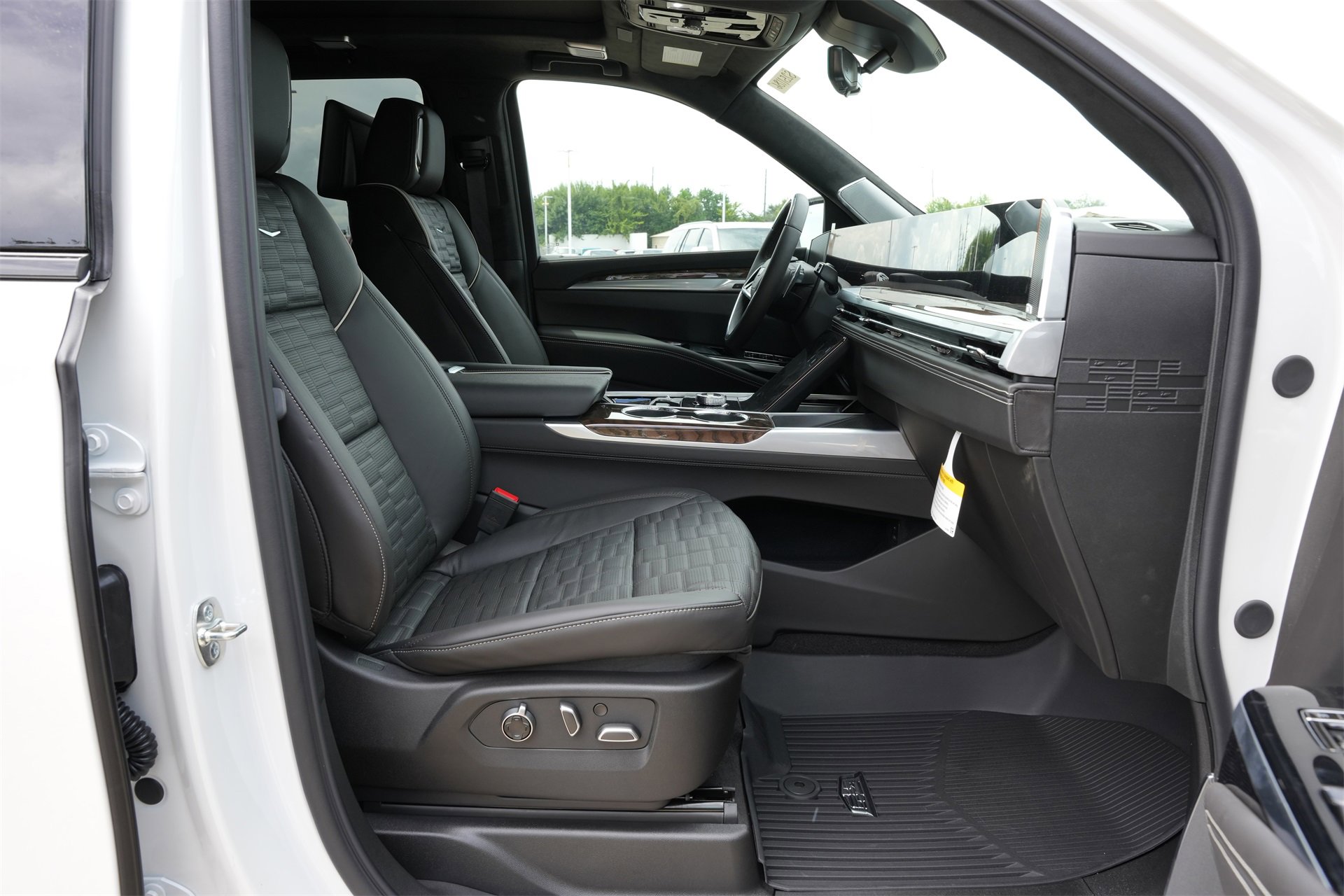 New 2025 Cadillac Escalade Sport Platinum w/ LPO, ONYX Package image 25