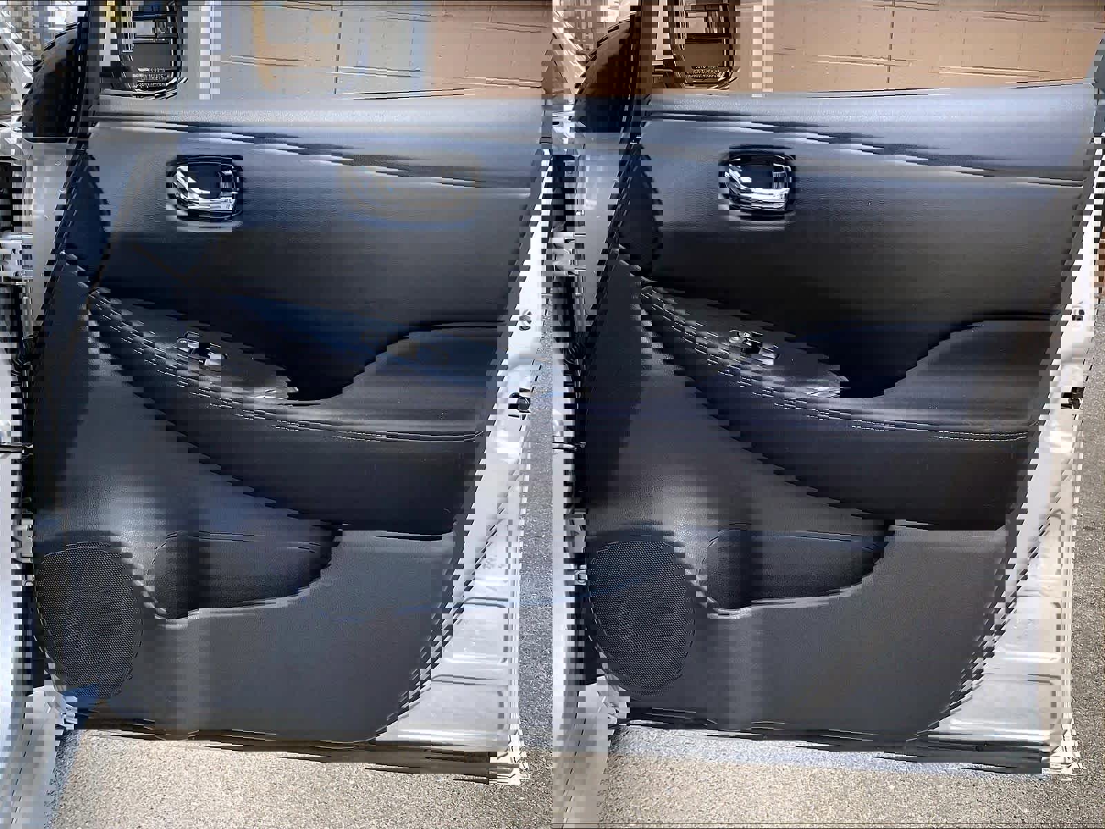 Used 2018 Nissan Leaf SV FWD image 12