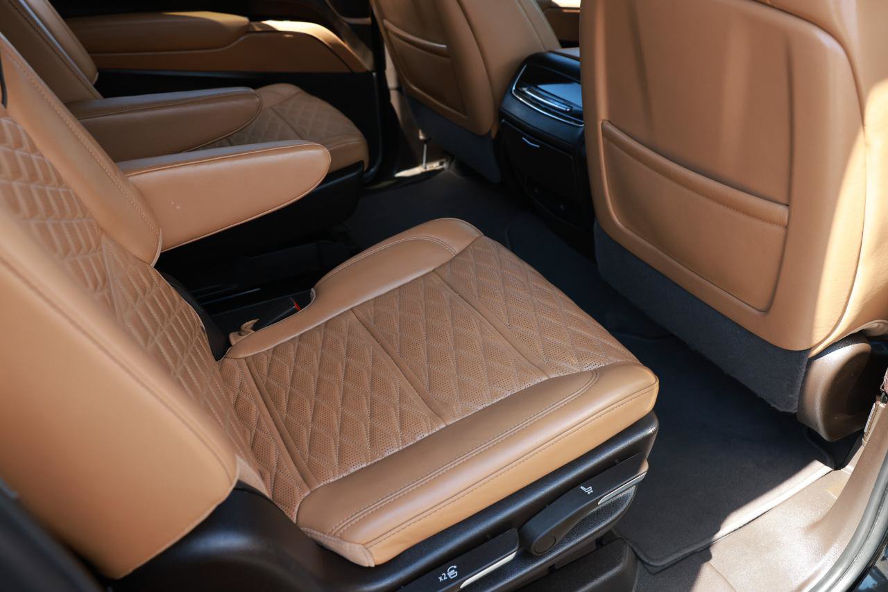 Used 2024 Cadillac Escalade ESV Premium Luxury AWD/4WD image 14