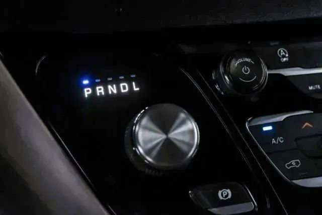 Used 2018 Chrysler Pacifica Touring Plus w/ Tire & Wheel Group FWD image 29