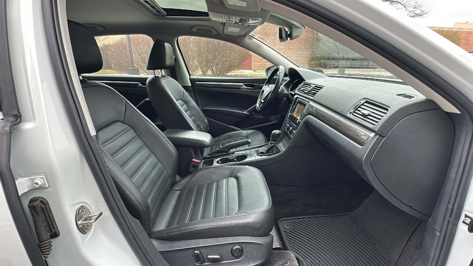 Used 2018 Volkswagen Passat 2.0T SEL Premium FWD image 24