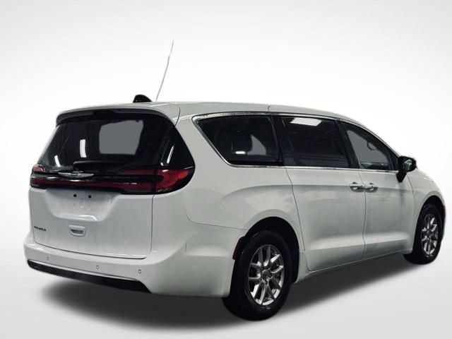 Certified 2024 Chrysler Pacifica Touring-L image 6