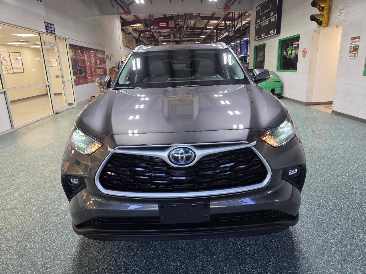 Used 2022 Toyota Highlander XLE AWD/4WD image 3