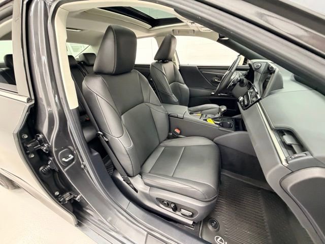 Used 2025 Lexus ES 300h F Sport image 30