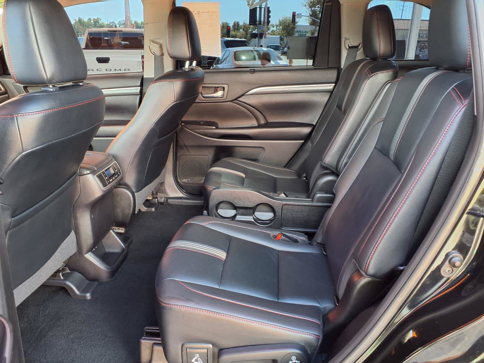 Used 2019 Toyota Highlander SE w/ Carpet Mat Package (TMS) FWD image 13