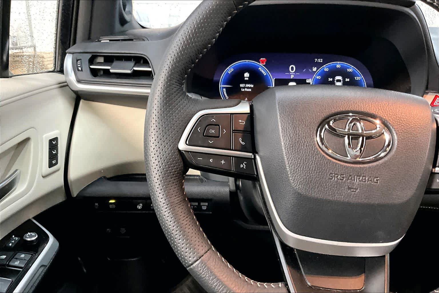 Used 2025 Toyota Sienna Platinum AWD/4WD image 24