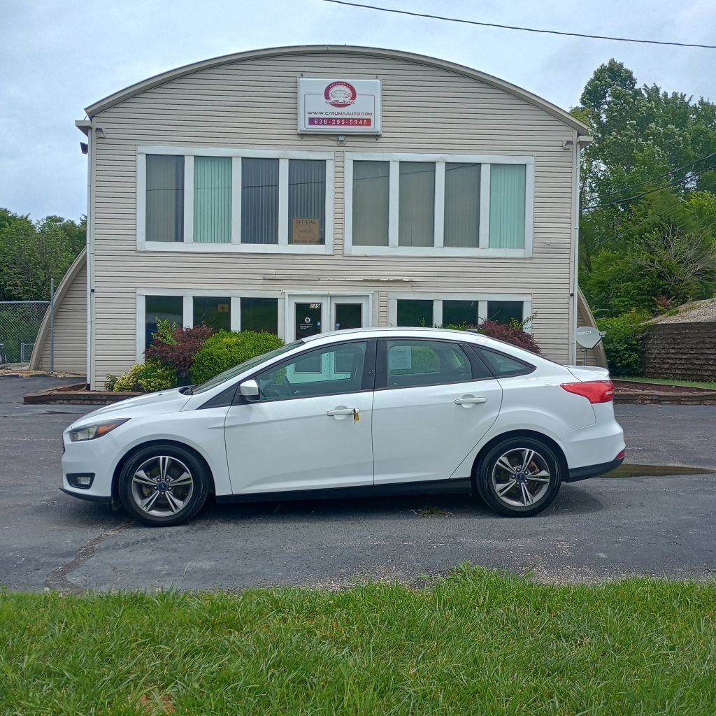 Used 2018 Ford Focus SE w/ SE Appearance Package FWD image 2