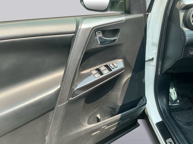 Used 2018 Toyota RAV4 SE AWD/4WD image 11
