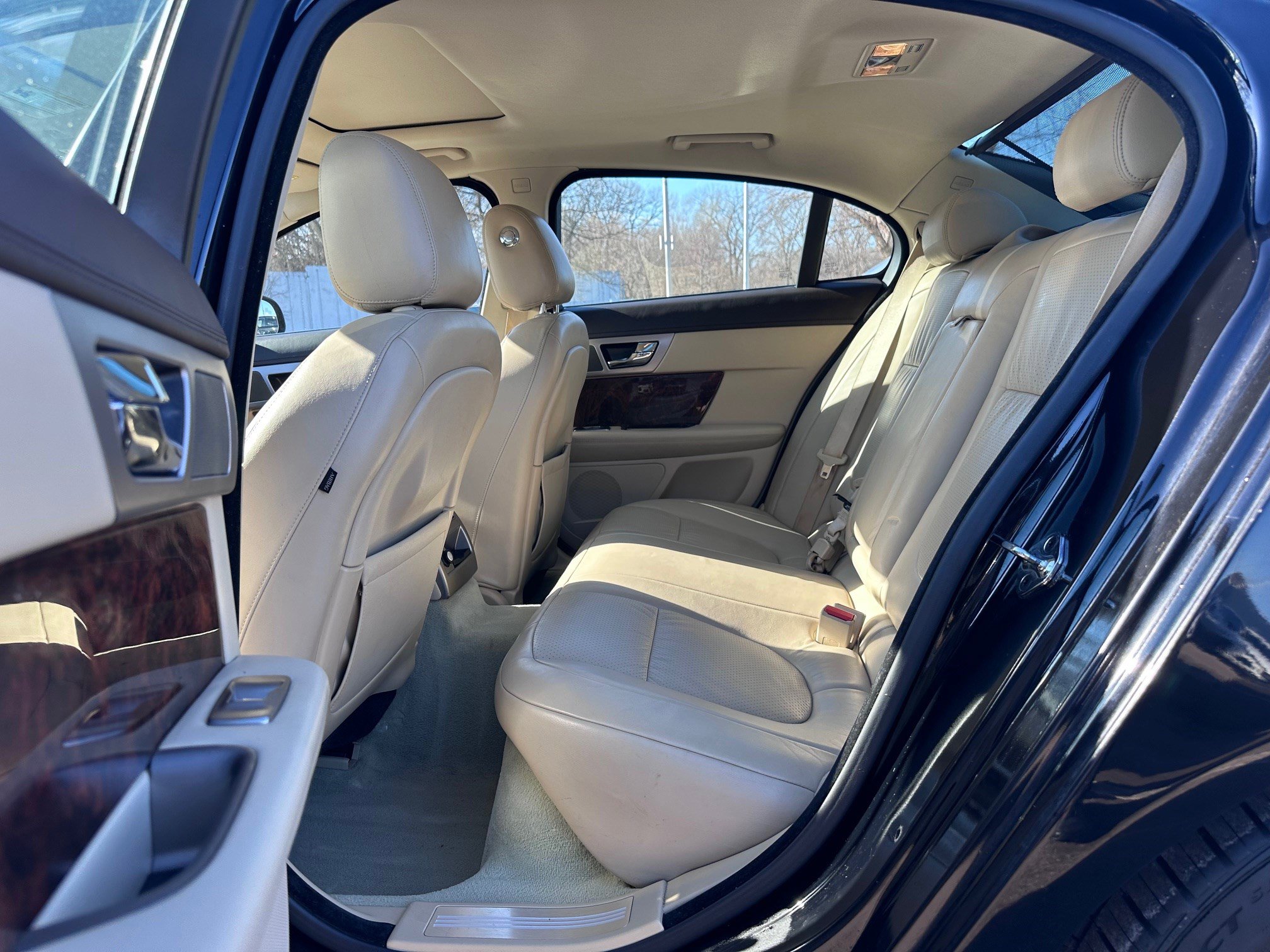 Used 2011 Jaguar XF Premium image 13