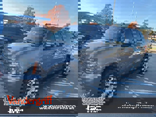 Used 2014 Chevrolet Suburban LT image 1