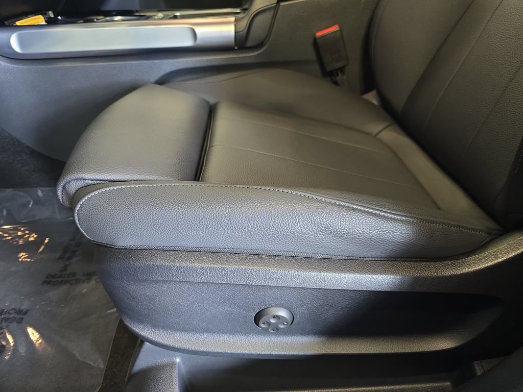 Used 2026 Mercedes-Benz GLB 250 image 30