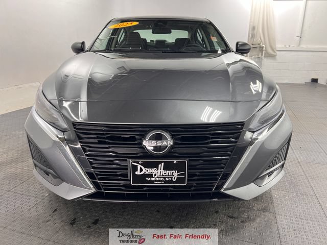 Used 2025 Nissan Altima 2.5 SV FWD image 2