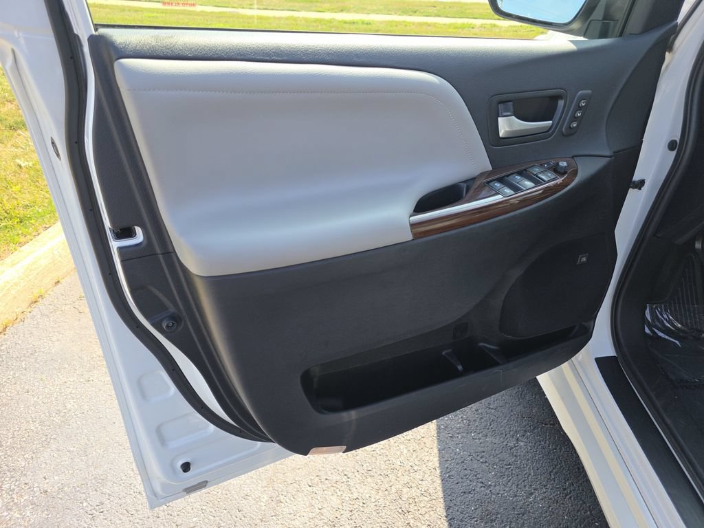 Used 2019 Toyota Sienna Limited AWD/4WD image 17
